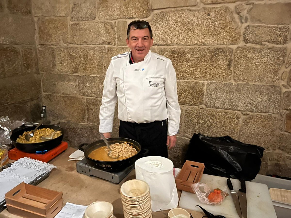 XI edición #PremiosAJEOurense baixo o el lema “Más Que Empresarios"

<a href="/anamendezgil/">Ana Méndez Gil</a> fixo entrega do “Premio Mentor 2022” xunto con #EmmaGonzález, xerente do #Inode, José Manuel Martínez e Noelia Rodríguez da directiva de <a href="/AJEOurense/">AJE Ourense</a> 

 📍 <a href="/ATabernaOurense/">A Taberna Restaurant</a>

#PremiosMentor