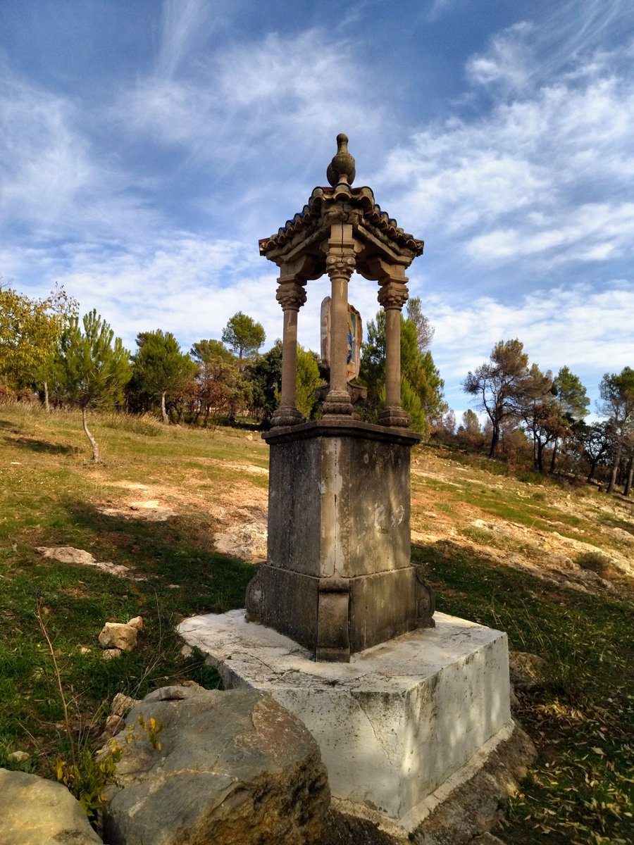Este pedestal se encuentra siguiendo en pie en las inmediaciones de la cueva Santa, situado en el monte mayor con sus 1015 metros.