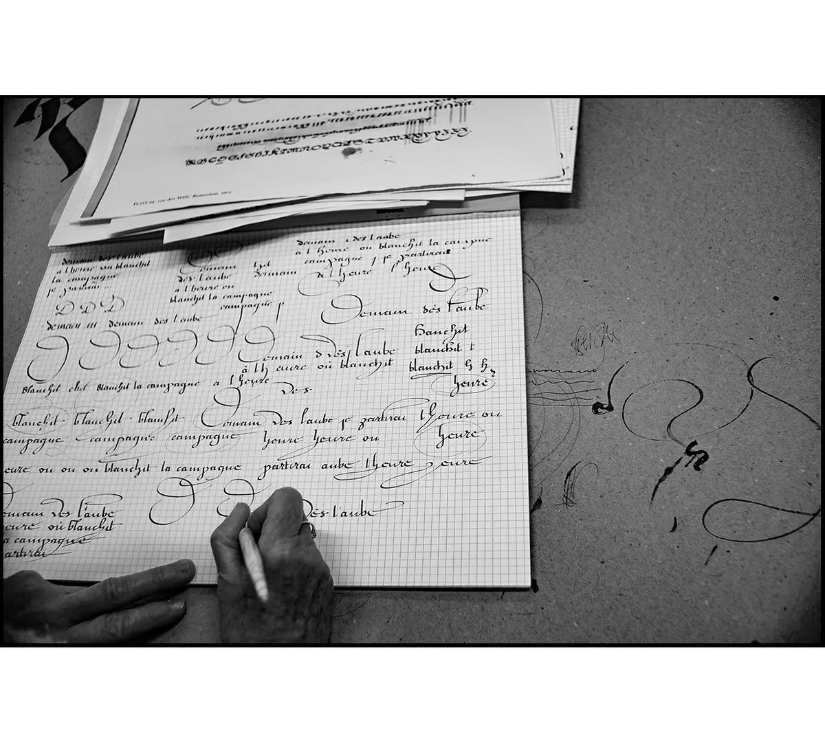 StefAlf357's tweet photo. Travaux d'élèves
.
#calligraphy #calligraphie #calligraphe #calligrapher #scribe #scriptorium #workshop #dmillen #luxembourg #moulindebeckerich #millen #beckerich #noiretblanc #monochrome #bnw #bnwphoto #bnwphotography #blacknwhite #blackandwhite #bw https://t.co/JBG4rSv2u9
