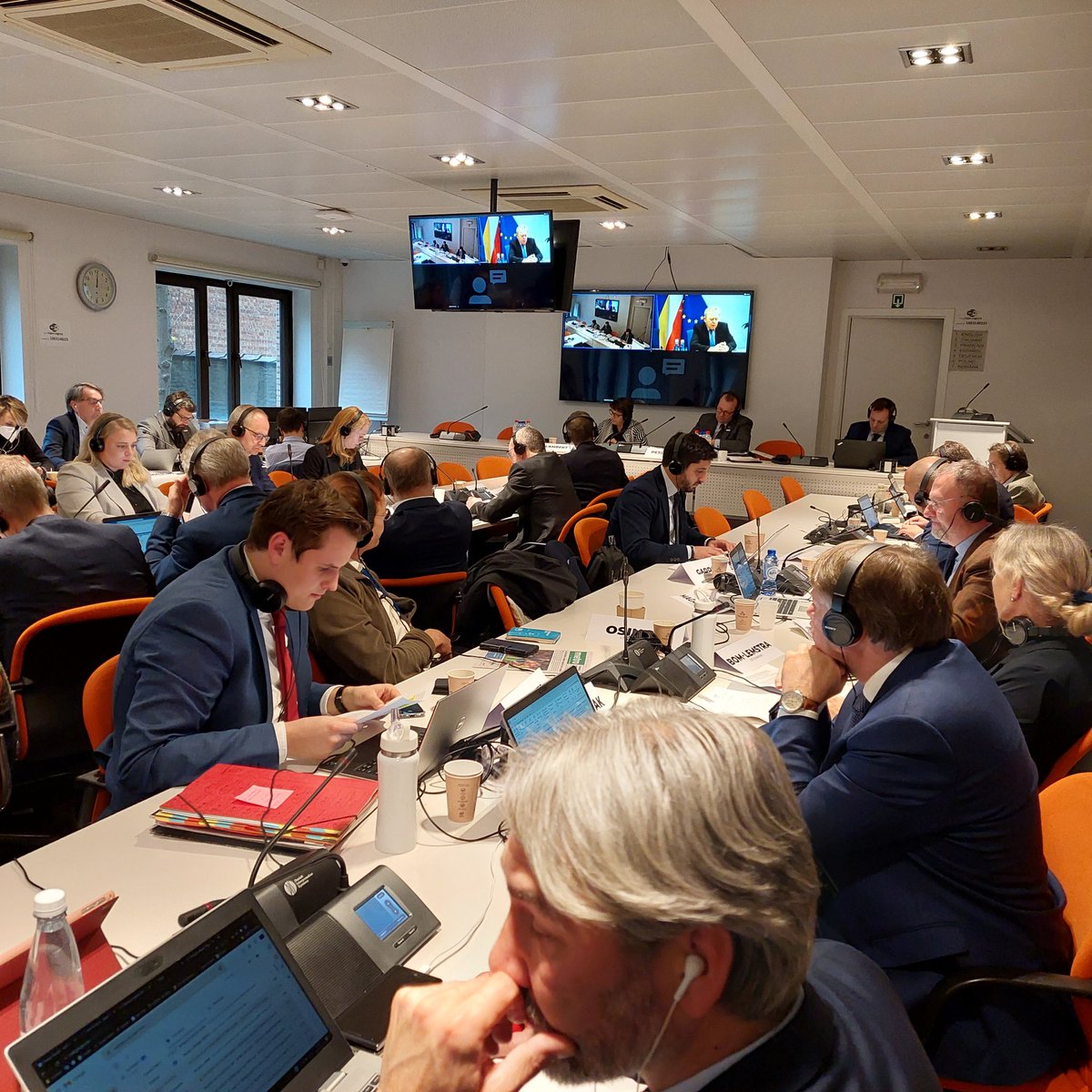 COPACOGECA's tweet photo. We thank Commissioner @jwojc for joining us today at our Presidium for an exchange on a number of topics and EU initiatives affecting EU farmers and agri-cooperatives. https://t.co/jCnbc2z1hX