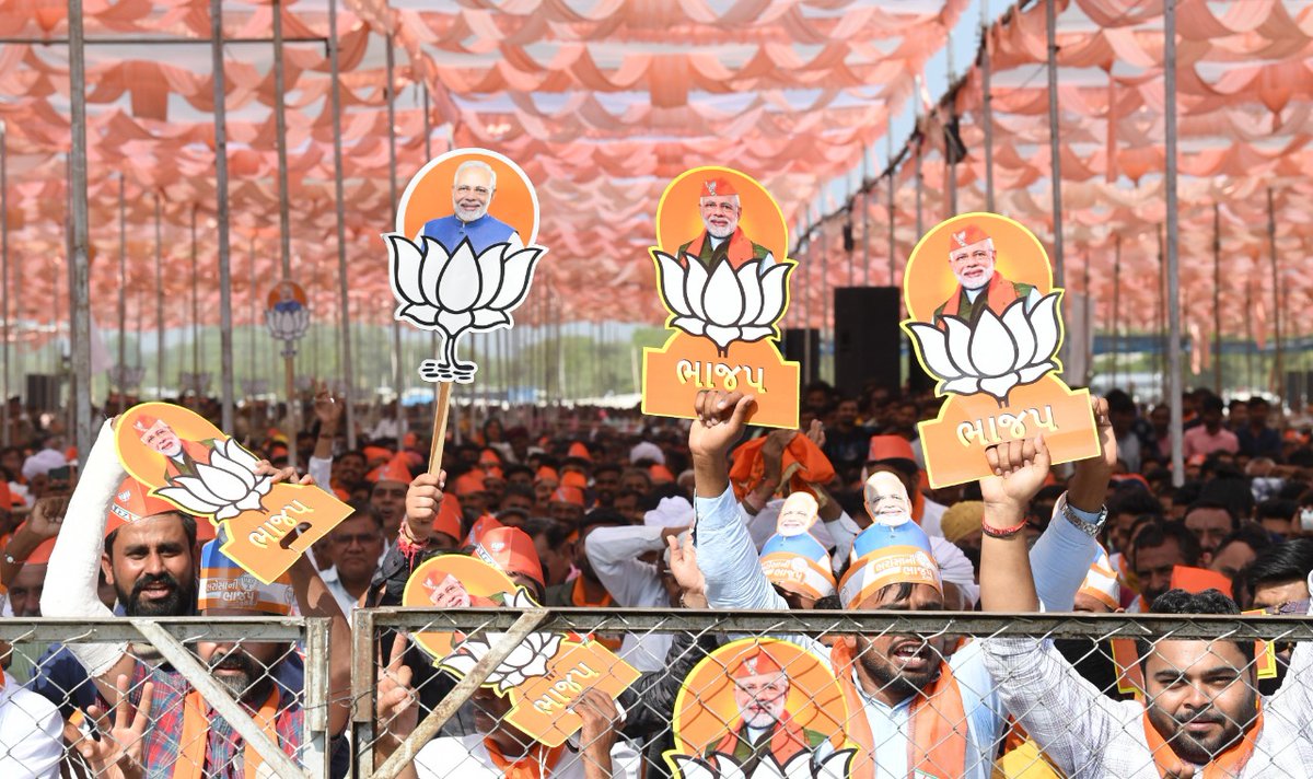 ChaudhryShankar's tweet photo. "બનાસનો રંગ, ભાજપને સંગ"

બનાસકાંઠાના કાંકરેજ ખાતે દેશના યશસ્વી વડાપ્રધાન શ્રી @narendramodi જી એ વિજય સંકલ્પ સંમેલનમાં સંબોધન કરી, કમળના વિજયના વિશ્વાસને વધુ સુદ્રઢ કર્યો.

નવી ઉર્જા, અનેરા સ્મિત અને ઉત્સાહથી તરબોળ વિશાળ જનમેદનીના દ્રશ્યો... https://t.co/g72mvCmoCz