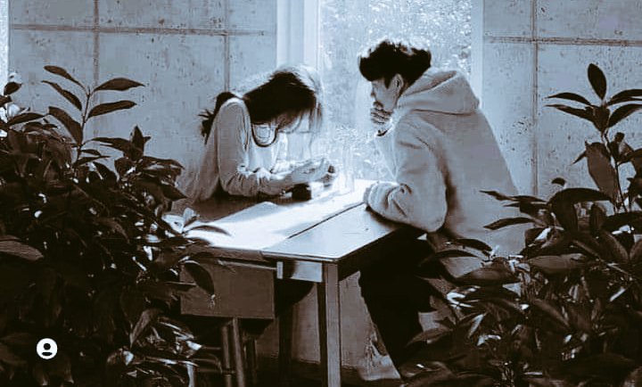 NoooooorKhan's tweet image. زندگی !
تیرے پہلو میں سوتی ہوئی رات ہے
جس میں ، میں جاگتا ہوں
تجھے سوچتا ہوں 

خوشی !
تیرے ہونٹوں پہ کھلتی ہوئی وہ ہنسی ہے
جسے دیکھ کر سارے موسم
سبھی پھول
کلیاں
نظارے
مجھے پھر سے لگے پیارے 

شاعری !
تجھ سے وہ گفتگو ہے
جو ویسے کبھی بھی
میں نہ کر پاؤں گا !!!

        #Arxi