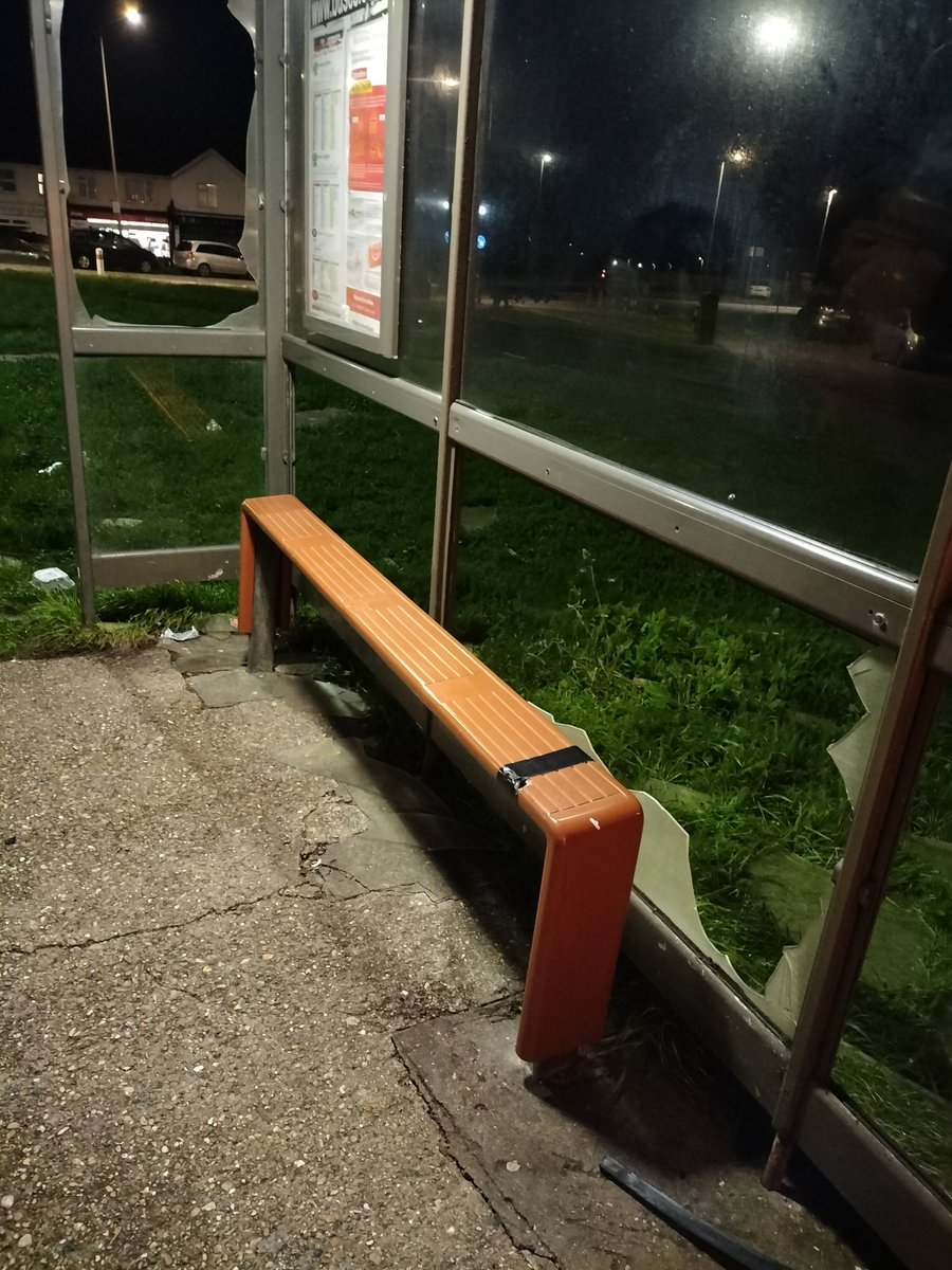 4655Scott's tweet photo. @BrightonHoveBus Lots of smashed glass at Beacon Road bus stop in Seaford this morning. https://t.co/PeiD83k7E6