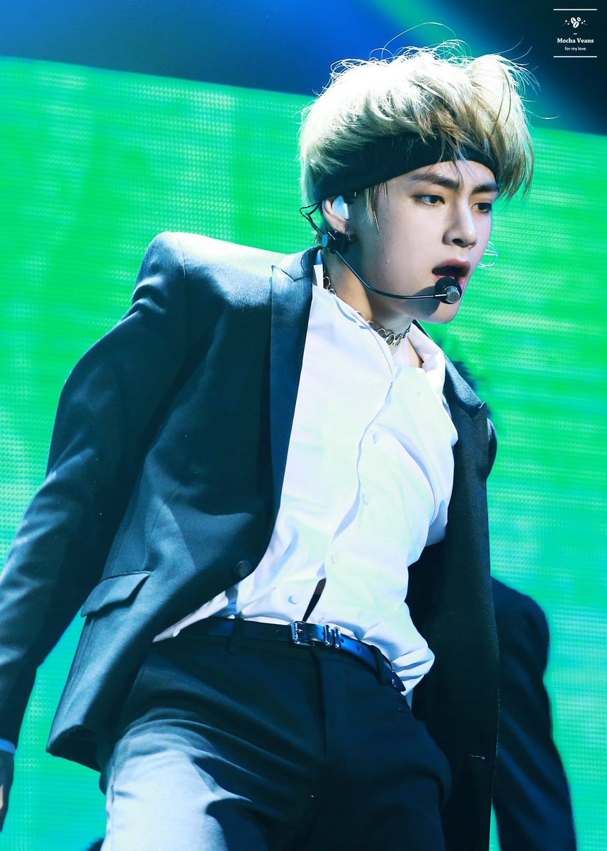 Tulika_BTS's tweet photo. Kim #TAEHYUNG IS SUCH A STUNNER & HOT, CANT TAKE MY EYES OF BANDANA SILVER /BLONDE HAIR HIM ON MIC DROP 😍🔥👀🤪😈 #BTSxMama #btsatmama2017 #방탄소년단 #방탄소년단뷔 @BTS_twt https://t.co/71gvR0O3Xt