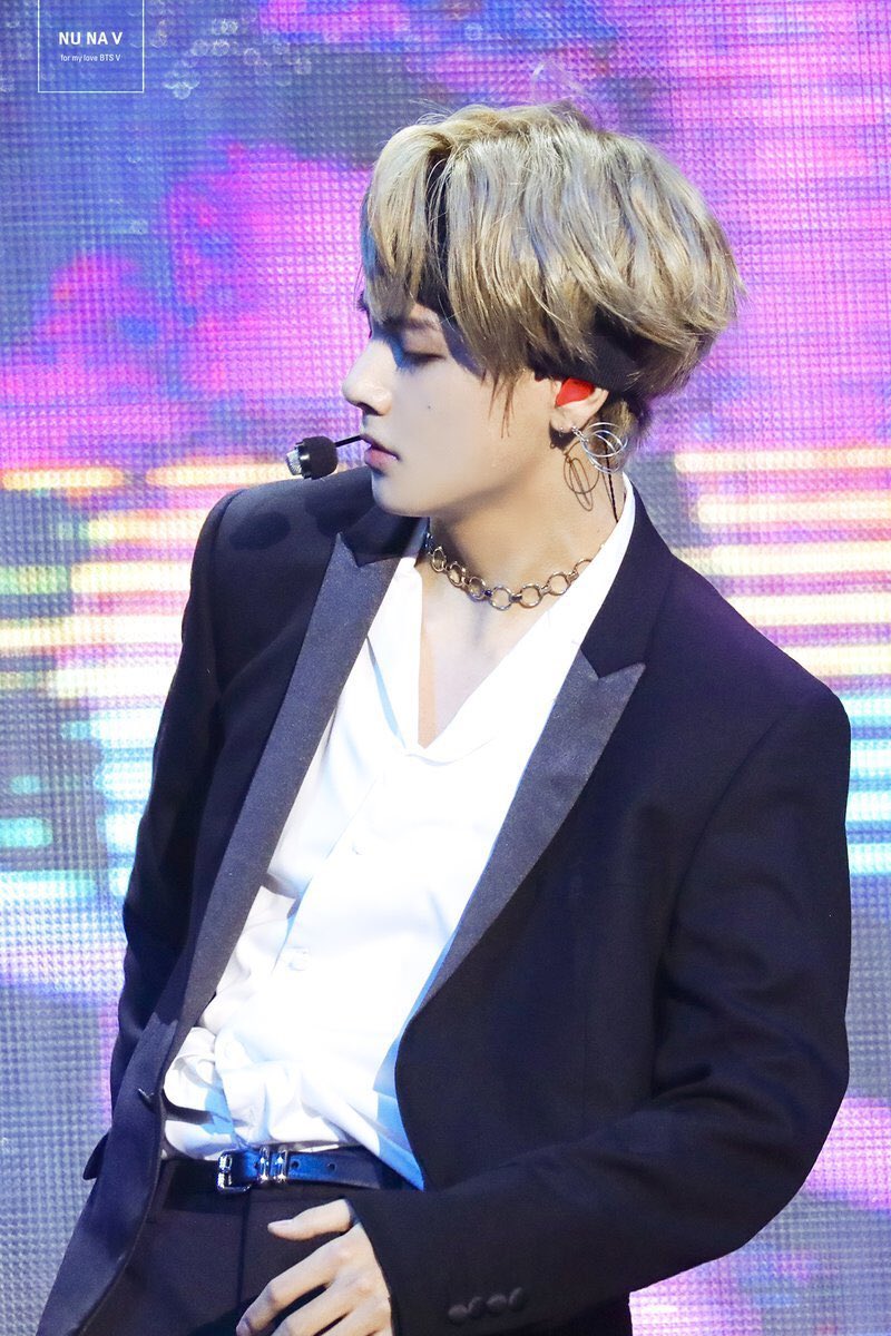 Tulika_BTS's tweet photo. Kim #TAEHYUNG IS SUCH A STUNNER & HOT, CANT TAKE MY EYES OF BANDANA SILVER /BLONDE HAIR HIM ON MIC DROP 😍🔥👀🤪😈 #BTSxMama #btsatmama2017 #방탄소년단 #방탄소년단뷔 @BTS_twt https://t.co/71gvR0O3Xt