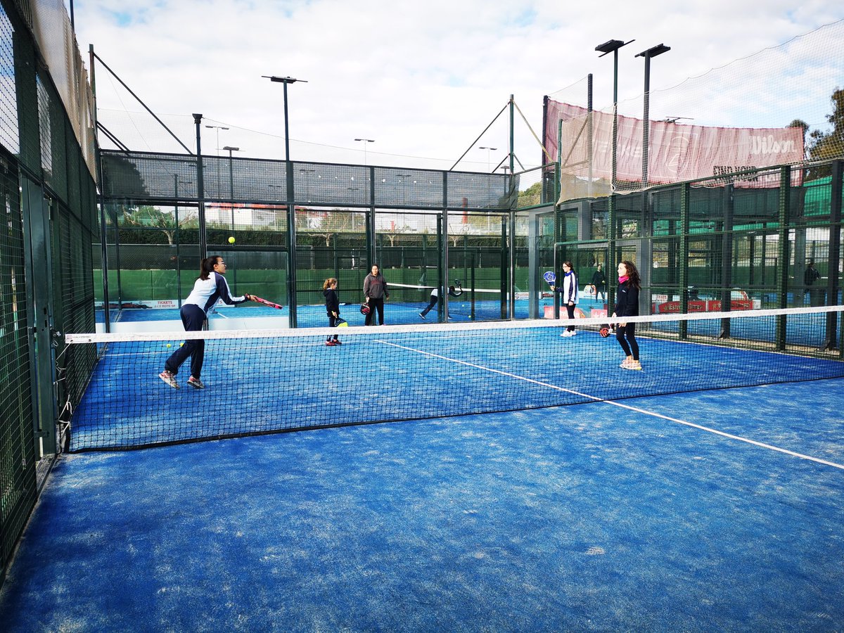Sessió de pàdel al Tennis Malgrat. L'esport suma en tots els sentits. Gràcies, Pàdel Master. #escolesfonlladosa #latevahistorialanostraescola #secundaria_fonlladosa #padelmaster