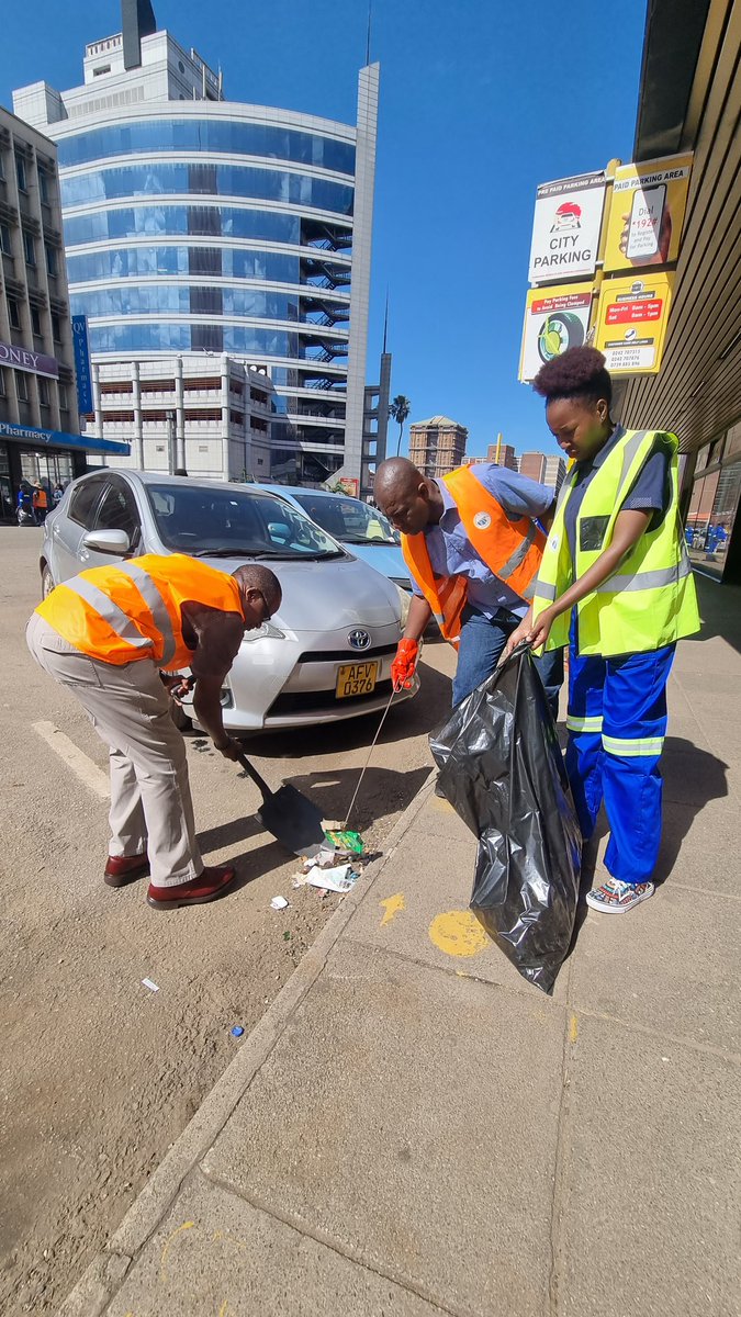 When you #MeetInZim, we ensure it's in a clean & healthy environment for those lucrative business engagements! Happy First Friday of December 2022 from the #MeetInZim team! 
#MyEnvironmentMyPride
#NationalCleanupCampaign 
#BrandZimbabwe
#VisitZimbabwe 
#MeetInZim 
#ZimBho👍