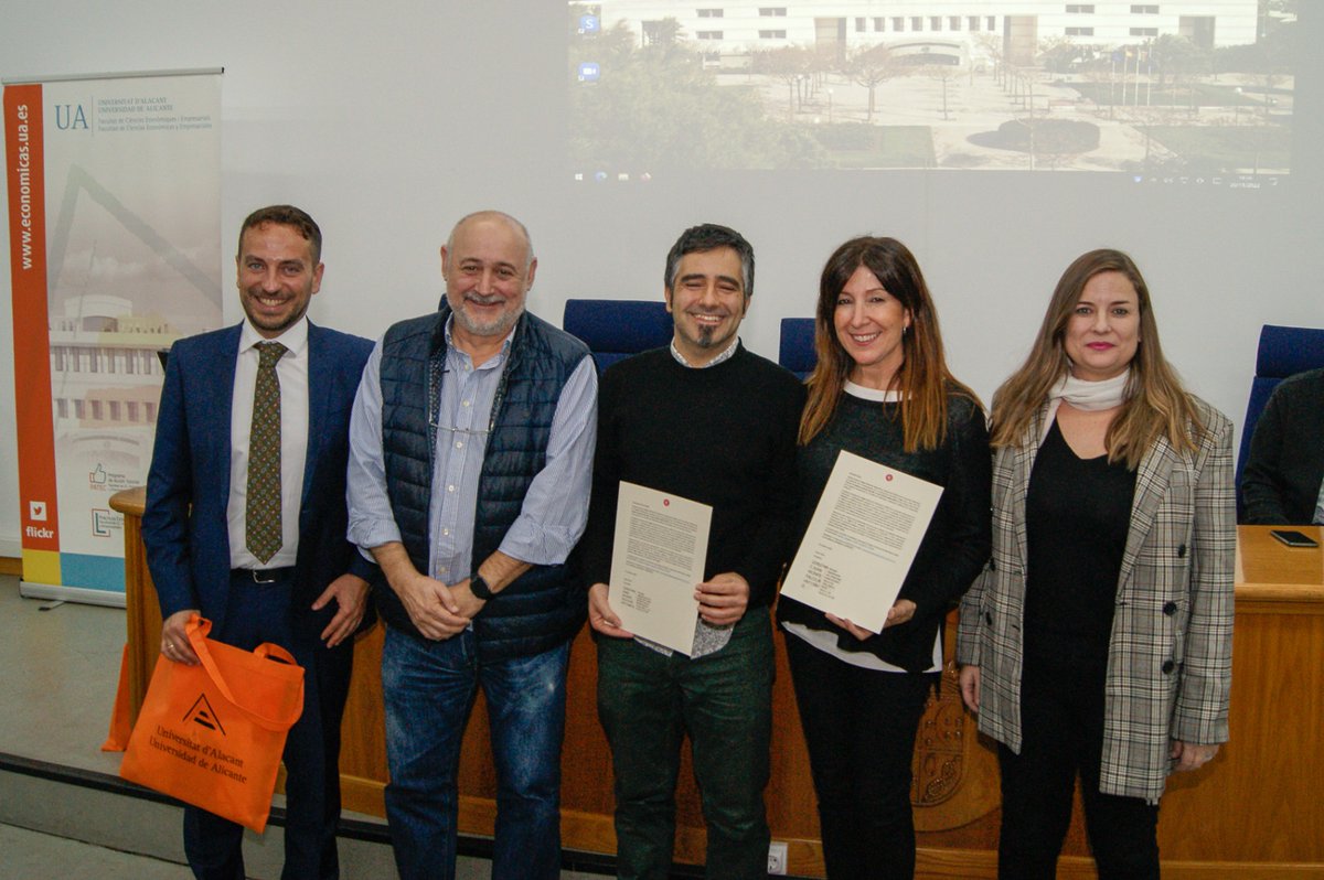 EconomicasUA's tweet photo. 😮Ahir en @economicasua vam rebre la guanyadora i els finalistes dels premis TFG Jesús Orbea🎉

💯Enhorabuena a la ganadora Miriam Campillo, tutorizada por M. Carmen López, a Irene Doménech, tutorizada por M. Dolores Fernández, y a Ramiro Diego Seva, tutorizado por Pablo Vizcaíno https://t.co/WEUqAokEnZ