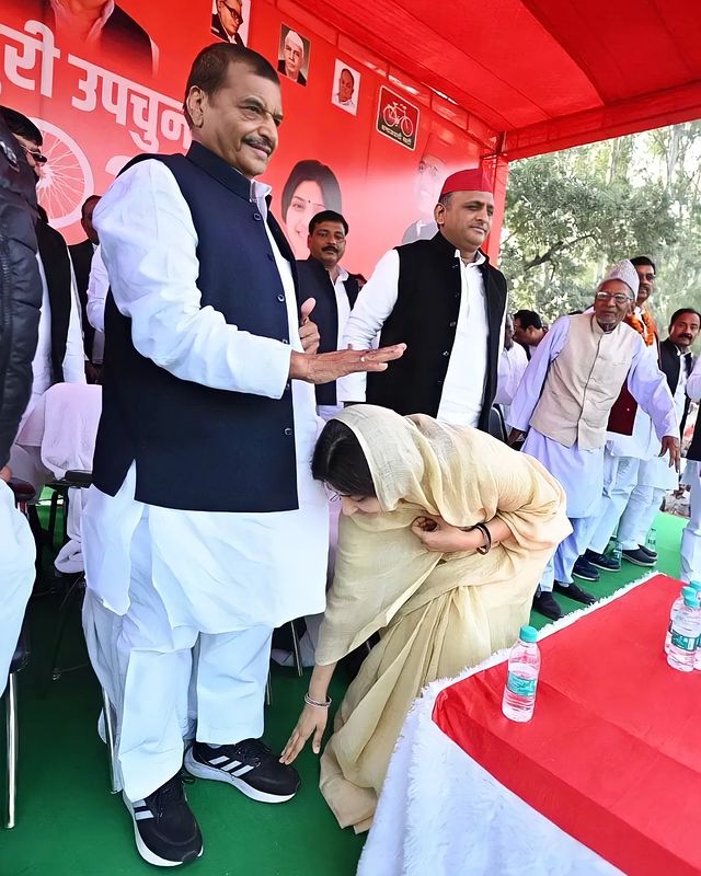 Aadhyayadavv's tweet photo. बड़ों का आशीर्वाद जनता है साथ
मैनपुरी में सपा फिर रचेगी इतिहास ! https://t.co/TBTDWpdoeS