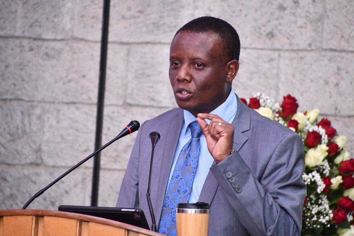 StrathU's tweet photo. Dr. Fred Mwirigi Mugambi, commissioner, @KESRA_KRA, Advanced Management Programme alumnus from @SBSKenya, lights up the #EEGraduation2022 with nuggets of wisdom for #DevelopingGreatAfricanLeaders. https://t.co/xbiqKbURM5