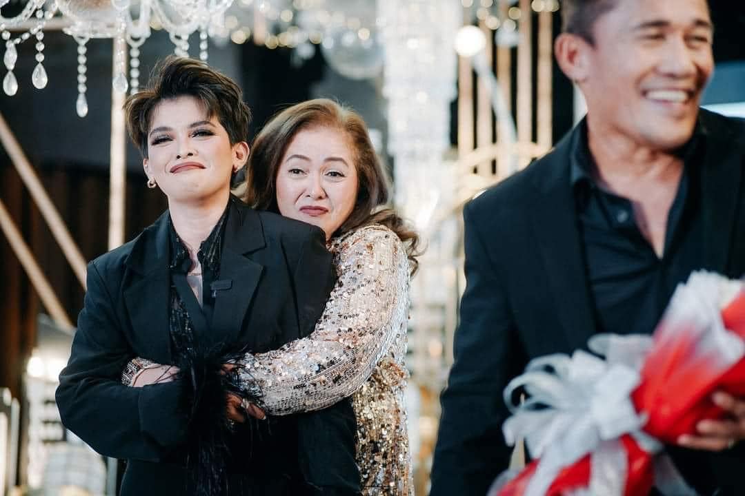 News5PH's tweet photo. Proud na ibinahagi ng singer na si KZ Tandingan na isa nang registered nurse ang kaniyang nanay matapos makapasa sa Nurse Licensure Examination sa edad na 56 years old.

📸: KZ Tandingan (Facebook) https://t.co/KNjFRkCtEH