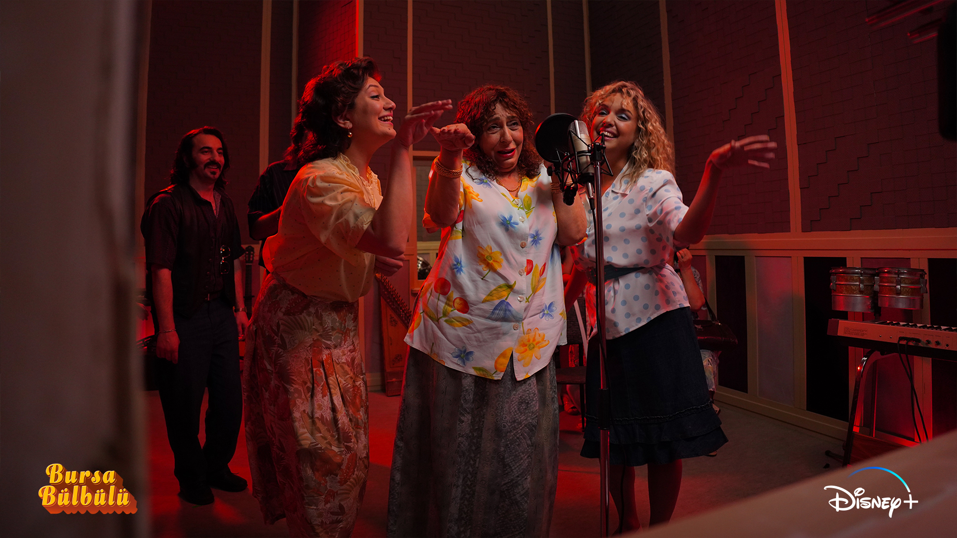 Gold bitch. Letters gold choker necklace. Блеск баннер буквами. Gold bitch. Gold bmw cars.