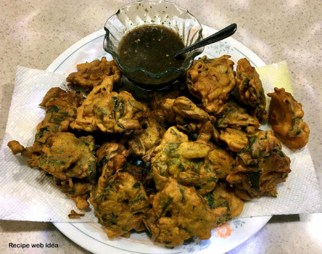 Malabar spinach fritters. Poi leaves of Malabar spinach are very easily available in the Asian market. You must have tasted the pakoras made from spinach leaves, ...read...recipewebidea.com/how-to-make-po…
#recipewebidea #snacks #breakfast #poipakora #spinachfritters