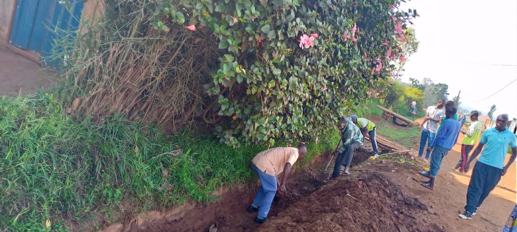 NyamataCityCell's tweet photo. Muri Centre z'Ubucuruzi , Kubufatanye bw'Abacuruzi n'Abaturage baturiye centre @NyamataCell twazindukiye mu #Igitondocy'isuku, Gahunda yashyizweho @RwandaEast @BugeseraDistr kuva saa 07h-08h Dusibura Rigore no gutoragura imyanda yandagaye https://t.co/IHjaczWIkr