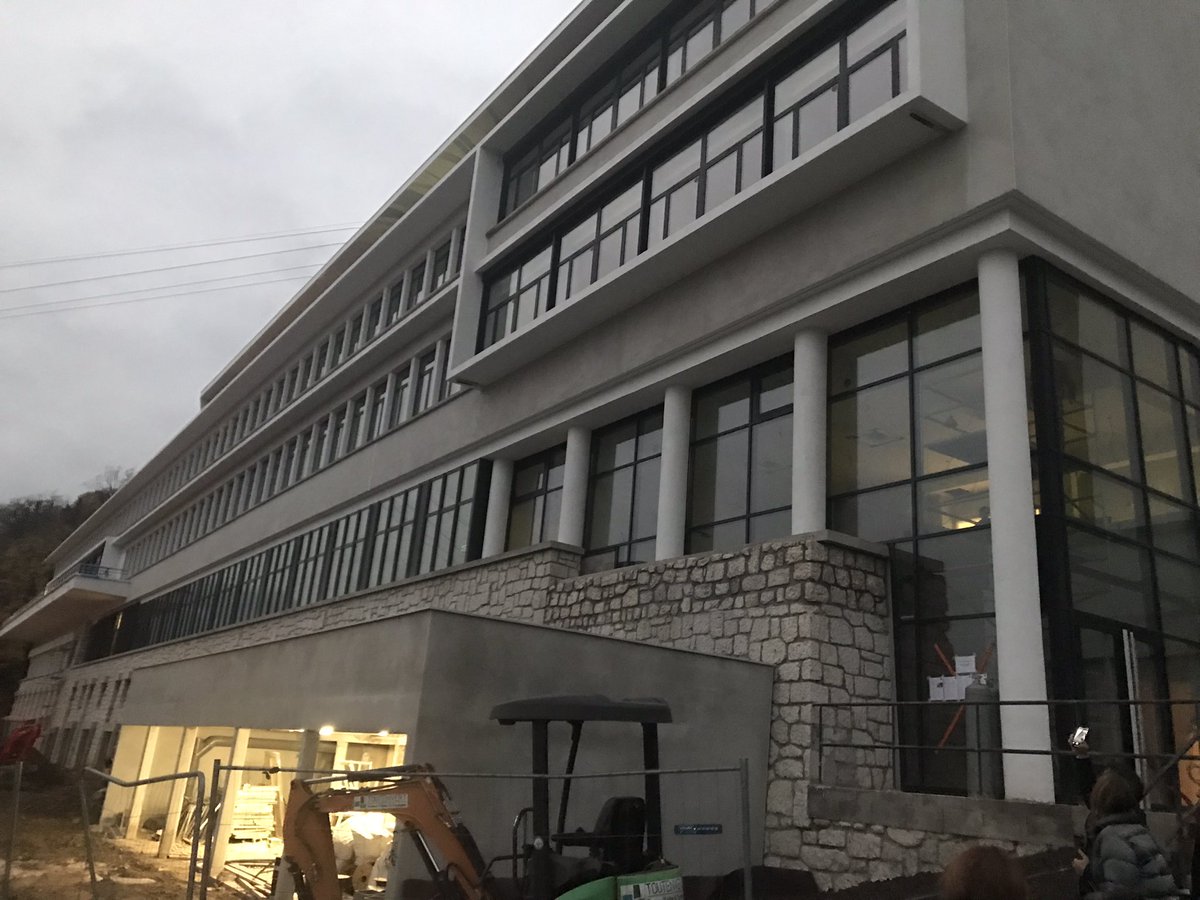 A gauche, sans la <a href="/BanqueDesTerr/">Banque des Territoires</a> , le squatt de l’ancienne université de <a href="/VilledeGrenoble/">Ville de Grenoble</a> , a droite avec <a href="/BanqueDesTerr/">Banque des Territoires</a> une fabuleuse rénovation de Babel community en espace de coliving co working finance par <a href="/BdT_AuvRAlpes/">Philippe Jusserand</a>. Rassurez vous, on renovera aussi celui de gauche !