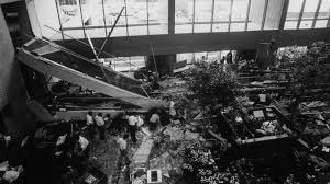 WGuzman2001's tweet photo. This is a front view photo of the Hyatt regency incident that happened in 1981. For this example it was a last minute change to the plans that no one followed up on during construction. This led to one set of supports holding double the supposed weight leading to failure #RHUB392 https://t.co/BZoTtzZQ1r