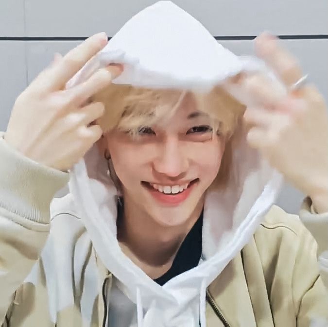 nclvsnoo3's tweet photo. hola holaa,
m llamo nicolás, pero m pueden llamar nico, y busco mutis q interactuen da igual de qué fandom seas 💗
fandoms: stay, engene, once, rui &amp; villain
ults: sunoo &amp; felix
si stanean p1h o mirae ayúdenme xfa TT
↺ ,❤️ = follow https://t.co/ky8y008unX