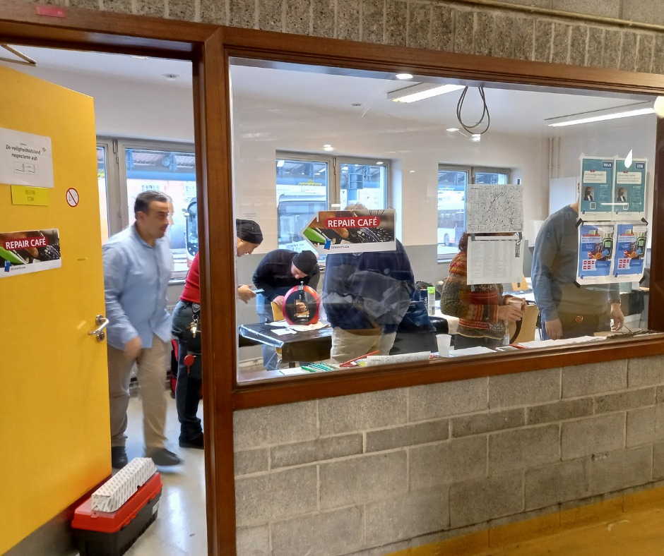 RepairTogether's tweet photo. ⚙️ Repair Week-End !

Où réparer ensemble ce weekend ?
Dans un #RepairCafé et ce samedi, au #RepairLab

Infos, types d'ateliers, expresso ou perco, tartes et gâteaux , quiches &amp; chips, ...sourires et bienveillance ! 😊
👉🏼https://t.co/XaTitMAMce

👉🏼 https://t.co/1Q3f1y9GJo https://t.co/WQi02yB2aj