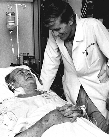 mariobianchi18's tweet photo. Il #2dicembre 1982 il cardiochirurgo William DeVries esegue su Barney Clark, dentista 61enne, il primo rivoluzionario impianto di un #cuoreartificiale permanente, fatto di alluminio e poliuretano, a Salt Lake City. Il paziente morì per insufficienza multiorgano 112 giorni dopo. https://t.co/s4YoL8MhfL