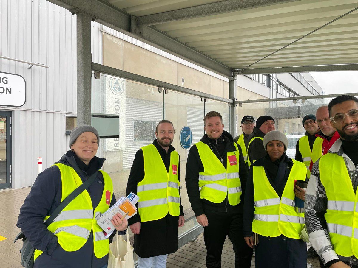 verdiAmazon_NDS's tweet photo. Wie hatten wir uns auf den #makeamazonpayday vorbereitet? Mit einem #Bildungsurlaub in Bremerhaven zur Gewinnung neuer Gewerkschaftsaktiver. In den Pausen⏰️fuhren wir nicht nur zu #Amazon DNM9, sondern trafen auch zum gewerkschaftlichen Mittagessen #IKEA Betriebsräte 📸 @_verdi https://t.co/v8mS6UerAY