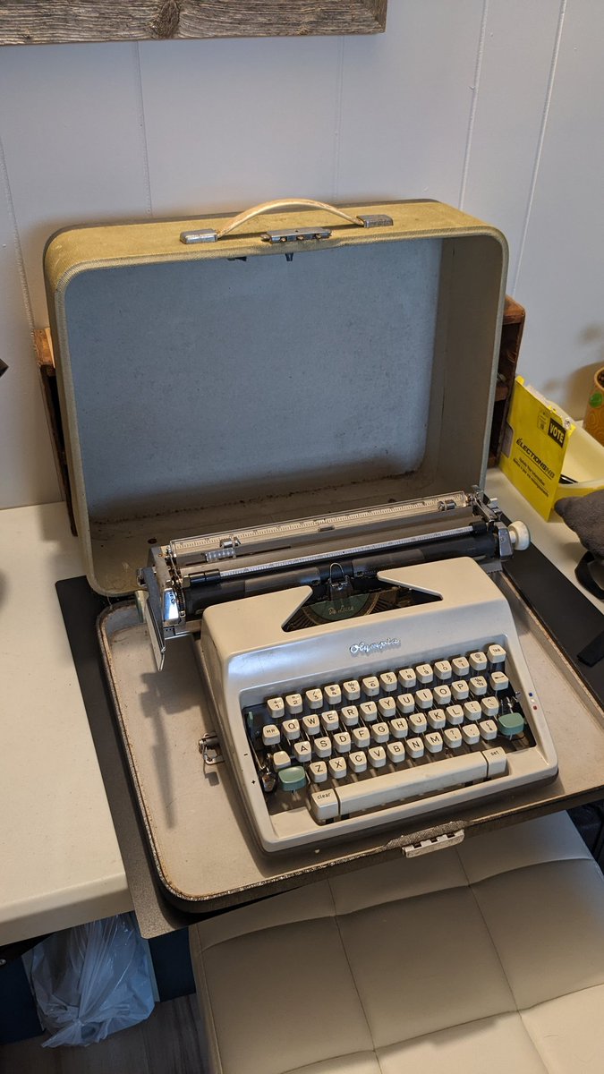So I also found this today at a weird antique store/mechanic.....pretty happy about it tho 😁
#typewriter #TypeScript #dactylo #type #antique #vintage #retro #analog #french #olympia