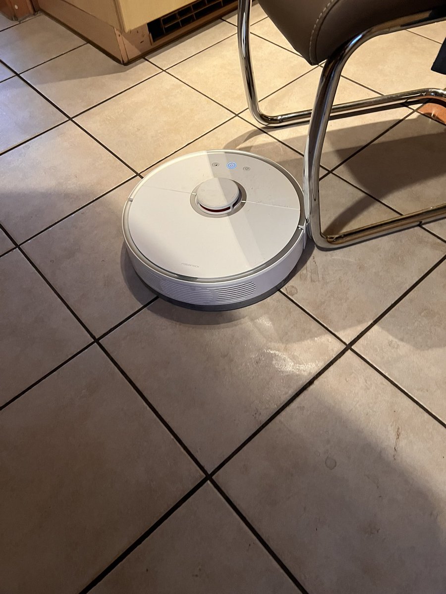 Warum müssen die Staubsaugerroboter immer gerade dort saugen, wo man sitzt? Das kann doch kein Zufall sein. Wahrscheinlich hat Skynet längst alles infiltriert und plant die Weltherrschaft.