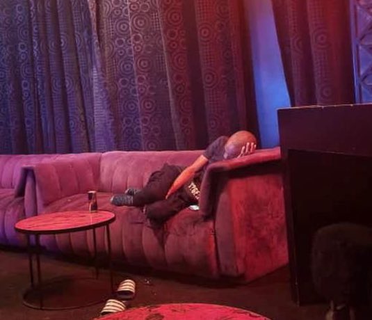 BabakaPrince's tweet photo. @lavidaNOTA @elonmusk Ai grootman lana you not even holding your phone 😩😩😩😂😂 https://t.co/ZXO5JIrpOb