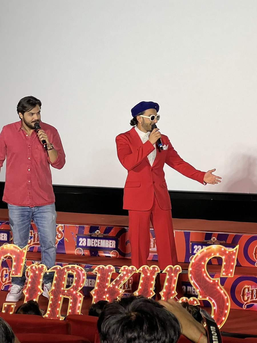 pudiharicharan's tweet photo. .@RanveerOfficial makes an energetic entry at #CirkusTrailer launch. 

#CirkusTrailerLaunch https://t.co/22nb4RREn8