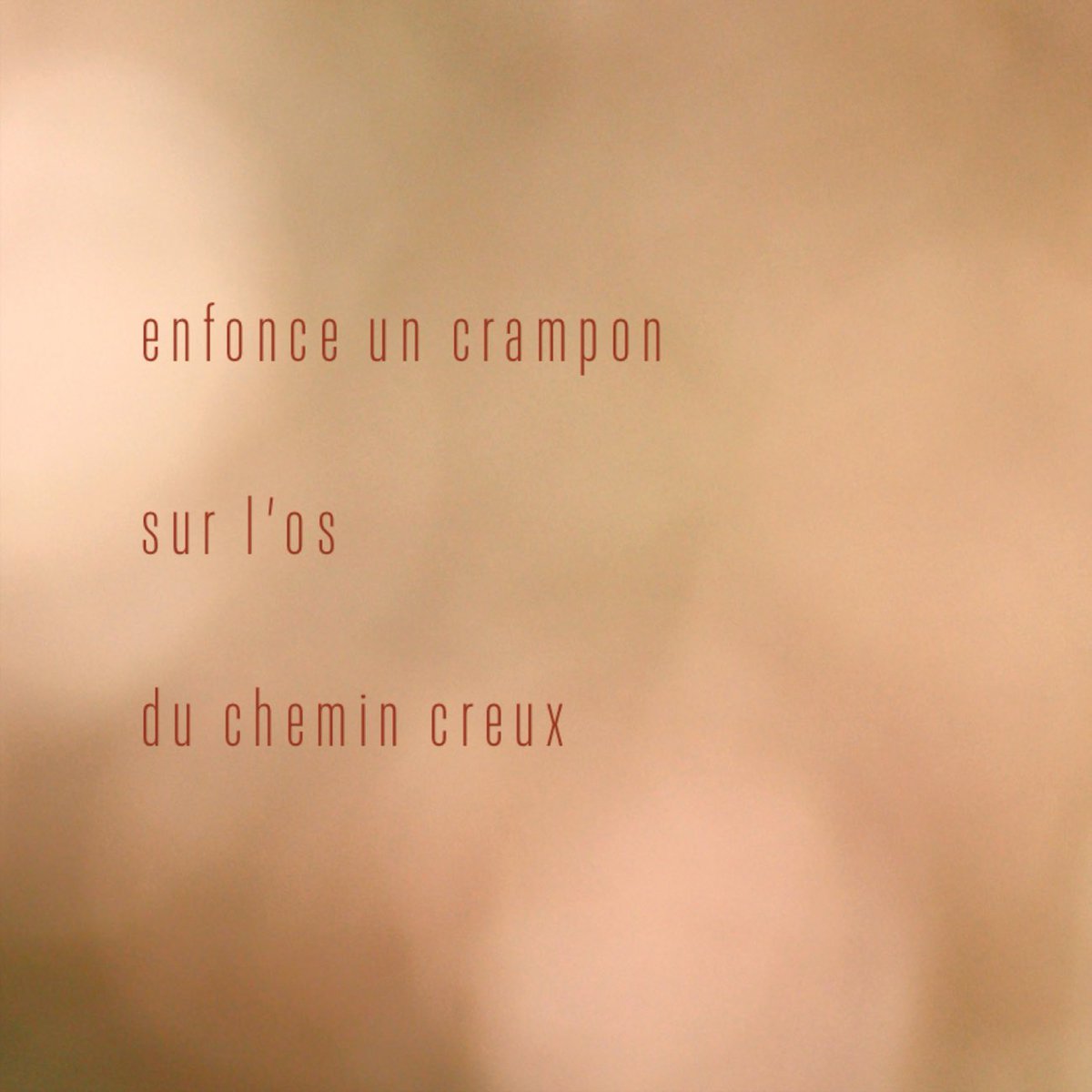 …

 enfonce un crampon

 sur l’os

 du chemin creux
 
…