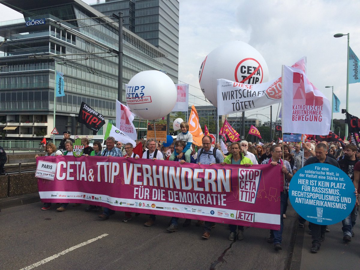 hotstegs's tweet photo. Vor 6 Jahren durfte ich für @Volksentscheid / @mehr_demokratie die Großdemonstration mit 55.000 Teilnehmer:innen in Köln leiten. Viele andere Organisationen waren mit dabei: #BUND, @DGBNRW, @WWF_Deutschland, @NABU_de , @greenpeace_de, @foodwatch_de , @Oxfam_DE, @NaturFreunde, 1/3 https://t.co/SfXwe7GPg1