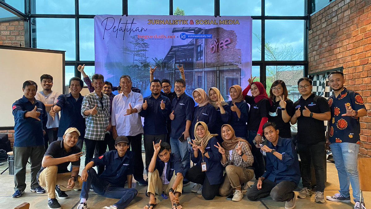 krartoko's tweet photo. Alhamdulillah tahun lalu jumlah adik-adiku 25 orang, tahun ini hingga Des 2022 bertambah 52 orang, who says digital industry  in sunset? #digital #DigitalRupee #INDUSTRY https://t.co/XQLeoL1j4o