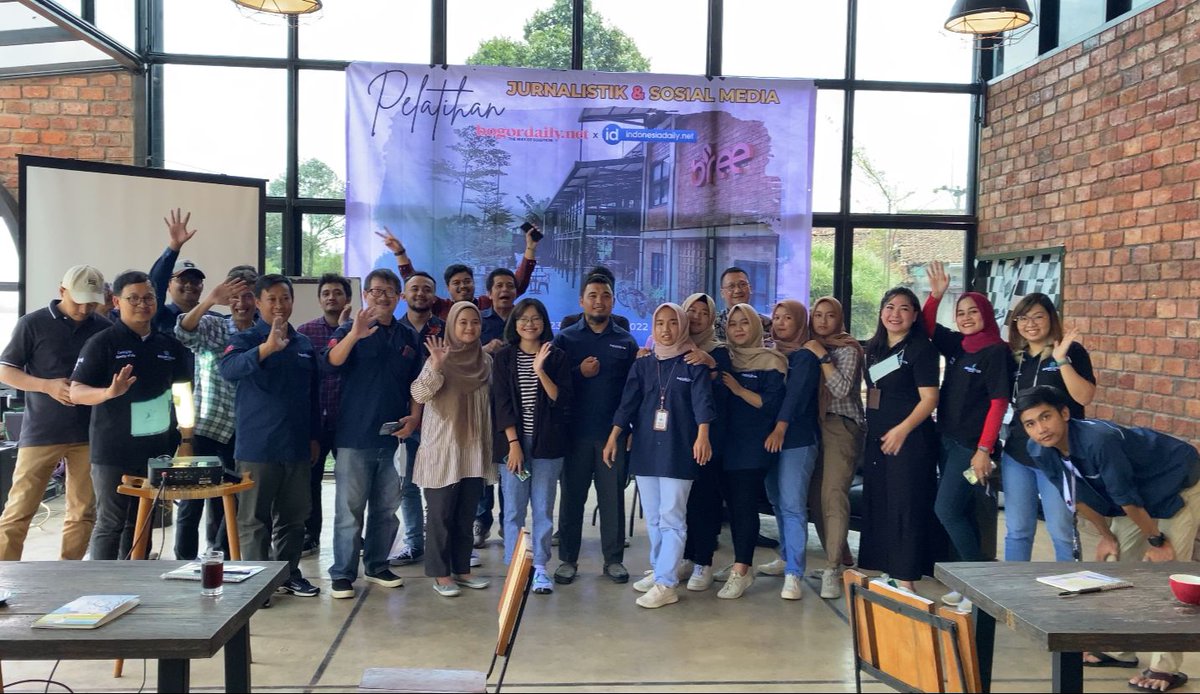krartoko's tweet photo. Alhamdulillah tahun lalu jumlah adik-adiku 25 orang, tahun ini hingga Des 2022 bertambah 52 orang, who says digital industry  in sunset? #digital #DigitalRupee #INDUSTRY https://t.co/XQLeoL1j4o