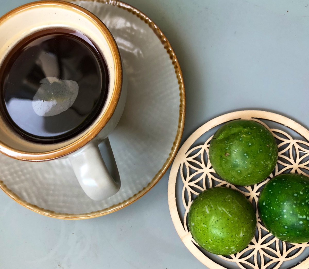ruhrpottagentin's tweet photo. Friday mood. Schokolade zum Frühstück, also eigentlich eher Schokoladenkunst zum Frühstück. #chocolate #frombeantobar #fridaymorning https://t.co/OZXO11vTTa