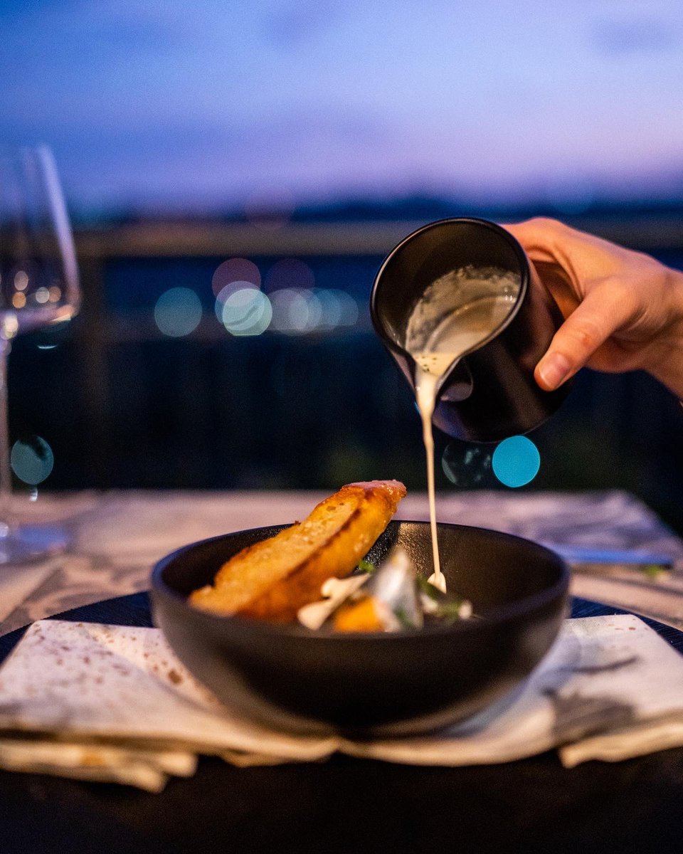 chefandguests's tweet photo. #thechefandguestsexperience 
The greatest moments in life deserve to be celebrated in a unique way! 🥂

Let our chefs take you and your guests on a one-of-a-kind gastronomic journey, exploring a variety of sensational tastes and flavors in the comfort of your own home! https://t.co/UT1gJjGTTe