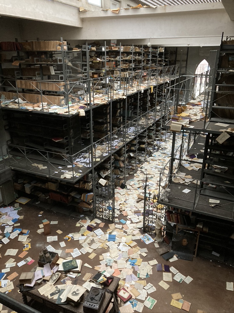 Offenstadt's tweet photo. Des urbexeurs signalent que la magnifique bibliothèque du collège de Juilly (XVIIe s.) est à l'abandon et vandalisée. Il est tps de sauver ce qui peut l'être? Pquoi l’enseignement catho. l'a-t-il delaissée @EnsCatho? et le promoteur "Histoire et patrimoine"(sic) @histoire_patrim? https://t.co/l4tfYXqRFC