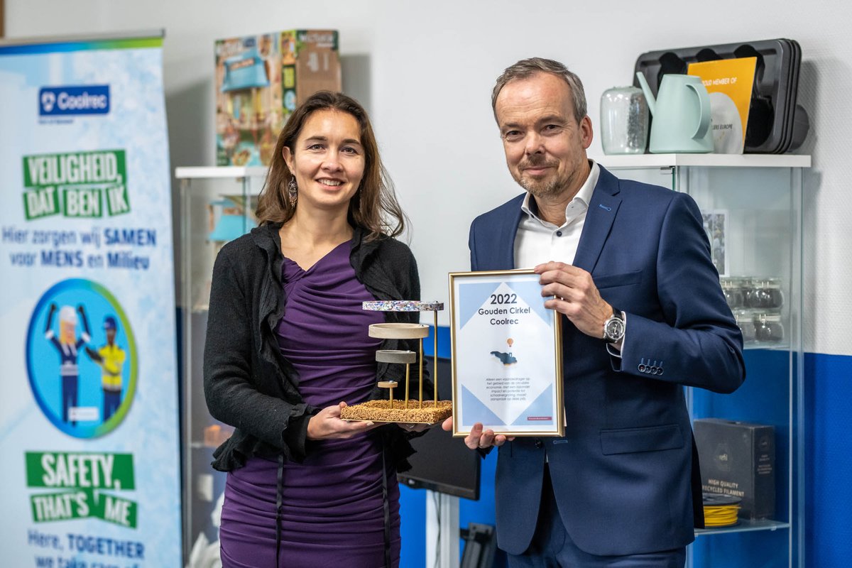 Renewi_NL's tweet photo. Renewi #Coolrec was vereerd de Gouden Cirkel Award uit handen van de gedeputeerde Anne-Marie Spierings te ontvangen.
Deze prijs is door de Provincie Noord-Brabant uitgereikt aan Coolrec voor zijn belangrijke rol als pionier voor de Brabantse Circulaire Economie. https://t.co/nFquUAzpWt