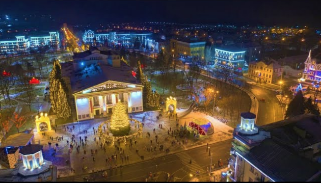 sumlenny's tweet photo. This is how Christmas looked in Ukraine before the Russian full-scale genocidal invasion: in Mariupol, Kyiv, Chernihiv, Lviv. You can help Ukrainians to win this war by urging your governments to help - and by donating! The list of recommended donations: https://t.co/U4g0ojbu2g https://t.co/HQN8XiXZVI
