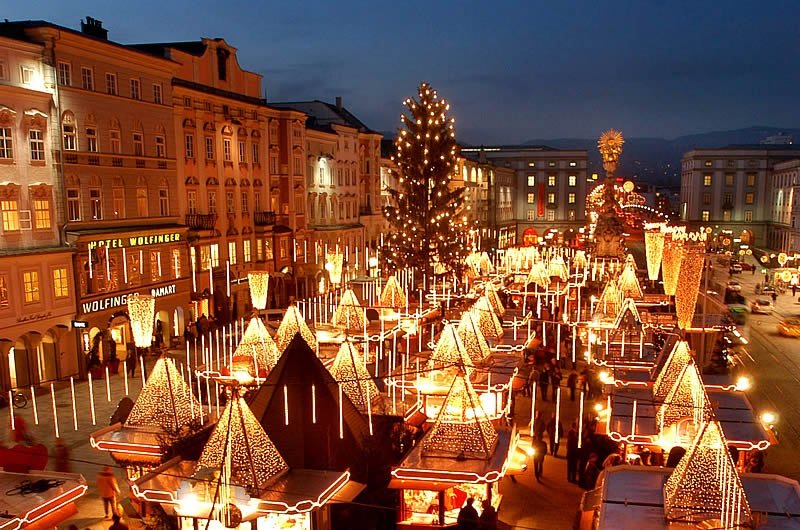 sumlenny's tweet photo. This is how Christmas looked in Ukraine before the Russian full-scale genocidal invasion: in Mariupol, Kyiv, Chernihiv, Lviv. You can help Ukrainians to win this war by urging your governments to help - and by donating! The list of recommended donations: https://t.co/U4g0ojbu2g https://t.co/HQN8XiXZVI