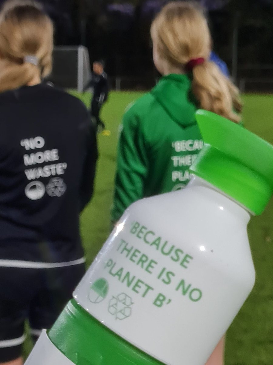 Omrin's tweet photo. ♻️⚽| Wegwerpwaterflessen? Niet voor ons! Het groenste meidenteam, MO-15 van @SCJoure, kiest net als de eerste selectie van @scHeerenveen voor de @DopperBottle. Lees het verhaal: https://t.co/TM1IdXUfol
#DopperWave #SCJoure #Omrin #SamenDuurzaam #SamenCirculair #FridaysForFuture https://t.co/pcvYeITerg