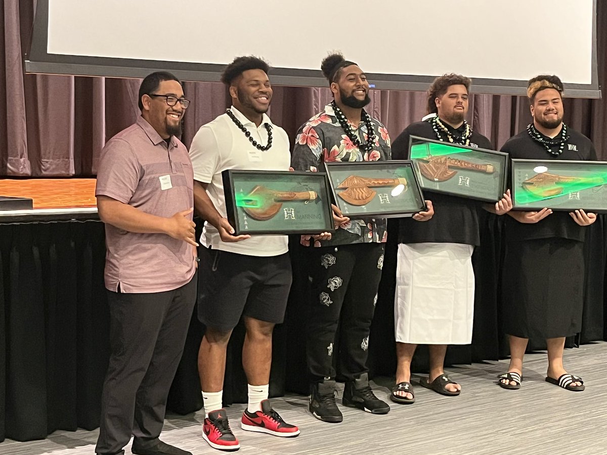 Jeff_Reinebold's tweet photo. SOME IMAGES FROM TONIGHT'S @NaKoaFootball DINNER HONORING OUR SENIORS @HawaiiFootball - MALAMA DAVE KAWADA AND EVERYONE AT NAKOA FOR A BEAUTIFUL EVENING! #BRADDAHHOOD https://t.co/j0BIP6cMM4