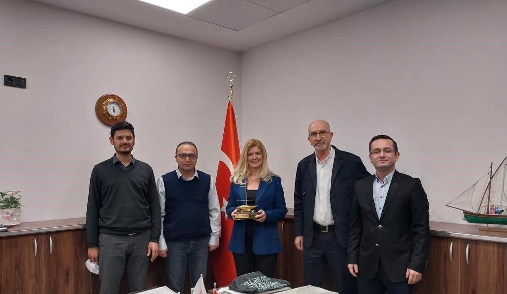 GMO İzmir Şube Başkanı Merdan Şerefli ve  Yönetim Kurulu Üyeleri fakültemizi ziyaret etti. Geçtiğimiz dönem öğrenci alımına başlanan fakültemiz ile ikili iş birlikleri hakkında görüş alış verişinde bulunuldu.