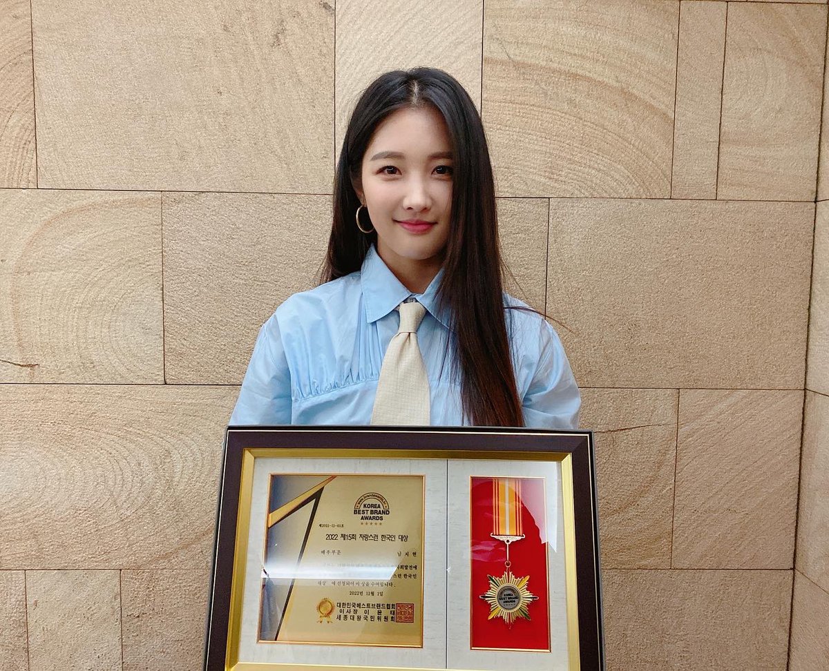 [#남지현📸]

‘제 15회 대한민국 베스트브랜드 어워즈'
배우 부문 상을 수상하였습니다🏆✨

남지현 배우의 수상을 축하합니다💕

#NamJiHyun #KBBA #베스트브랜드어워즈
#얼반웍스 #URBANWORKS