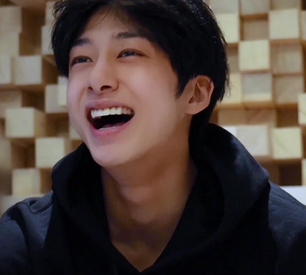 Gumi1465's tweet photo. @HyungwonThings Estás porque si sonrisa ilumina mi vida 💙🖤💙🖤🐢🐢
#HYUNGWON 
#MONSTAXatMMA https://t.co/k881eQMSqr