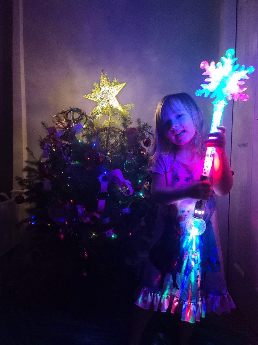 LibbyMbc's tweet photo. Tonight Violet and I made a Christmas wish for all the families dealing with cancer that they would have a magical Christmas and find better treatments soon. She used her giant magic wand to make sure it comes true #Christmaswish #cancer #mommingwithmets #metastaticbreastcancer https://t.co/3dem6KnVSU