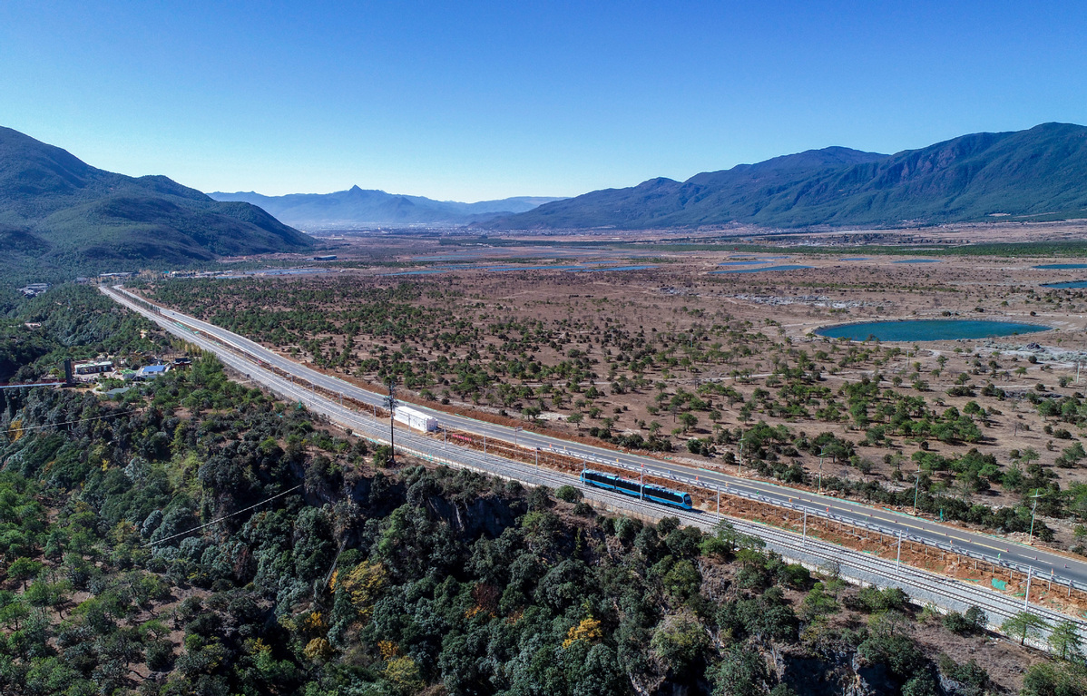 LijiangAmazing's tweet photo. With a length of 20.8 km and a speed of 70 km per hour, the world's first panoramic sightseeing mountain #trains will be soon open to traffic. It can increase the transport capacity and reduce emissions, helping preserve the ecological environment of ###Lijiang. #RailwayPower https://t.co/gJ3qNK5IcA