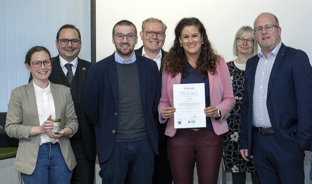 UniklinikEssen's tweet photo. Unser Westdeutsches Protonentherapiezentrum hat den mit 3.000 Euro dotierten Umweltpreis der Stadt Essen für das Projekt „Dach- und Streuobstwiesen“ 🐝🌳 erhalten👍. #umenachhaltigkeit @TKufen @Essen_Ruhr @WPE_Essen @MedInfluencer @BistumEssen https://t.co/OWSR9W5Ied