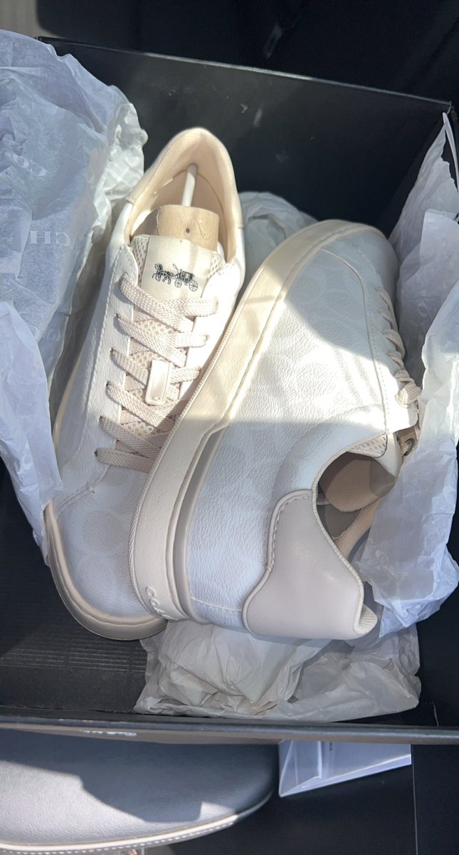 IzaicKumy's tweet photo. KINDLY RETWEET 🙏🏾🙏🏾

Original Coach sneakers available 
Size 42 for each 

First frame is unisex , third frame is gents 

Price : 800ghc 

Call 📞, WhatsApp : 0266380753 / 0248728453 https://t.co/sS4bruRJNp