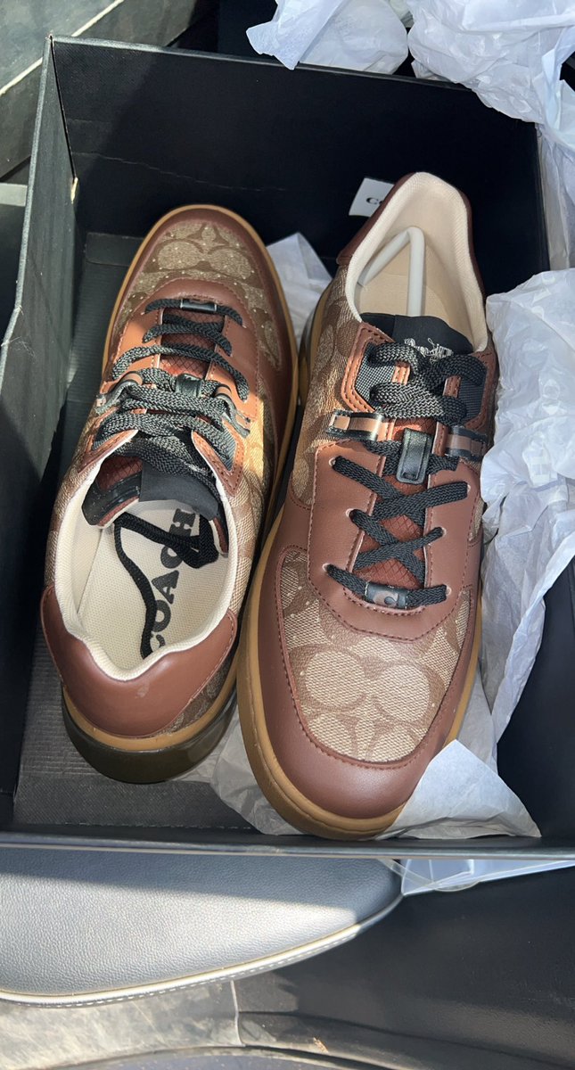 IzaicKumy's tweet photo. KINDLY RETWEET 🙏🏾🙏🏾

Original Coach sneakers available 
Size 42 for each 

First frame is unisex , third frame is gents 

Price : 800ghc 

Call 📞, WhatsApp : 0266380753 / 0248728453 https://t.co/sS4bruRJNp