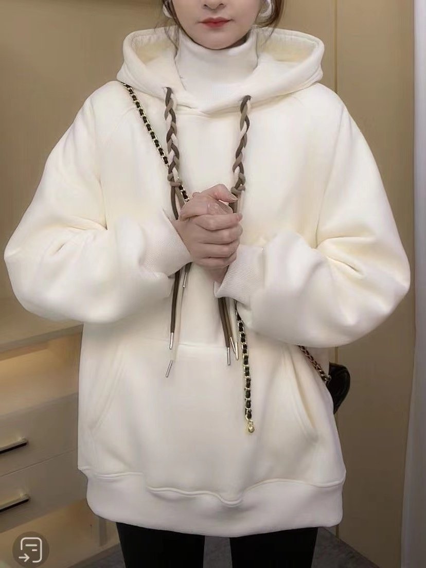 보송 깔끔 후드티 만졌을때 완전 보송보송할 것 같은 깔끔하고 귀여운 후드티에요 끈 부분을 땋을 수 있어 더욱 귀엽답니다 수요조사 참여는  RT+❤️, image size:828x1104