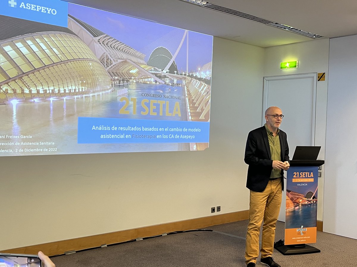 Dani Freixes de ⁦<a href="/Asepeyo/">Asepeyo</a>⁩ presentando comunicación oral en congreso ⁦<a href="/SETLA11/">SETLA</a>⁩